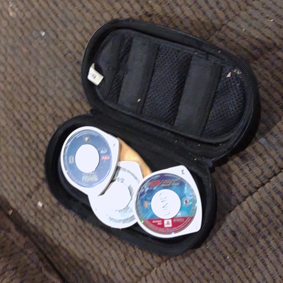 Games and case - Picture 3 of 7